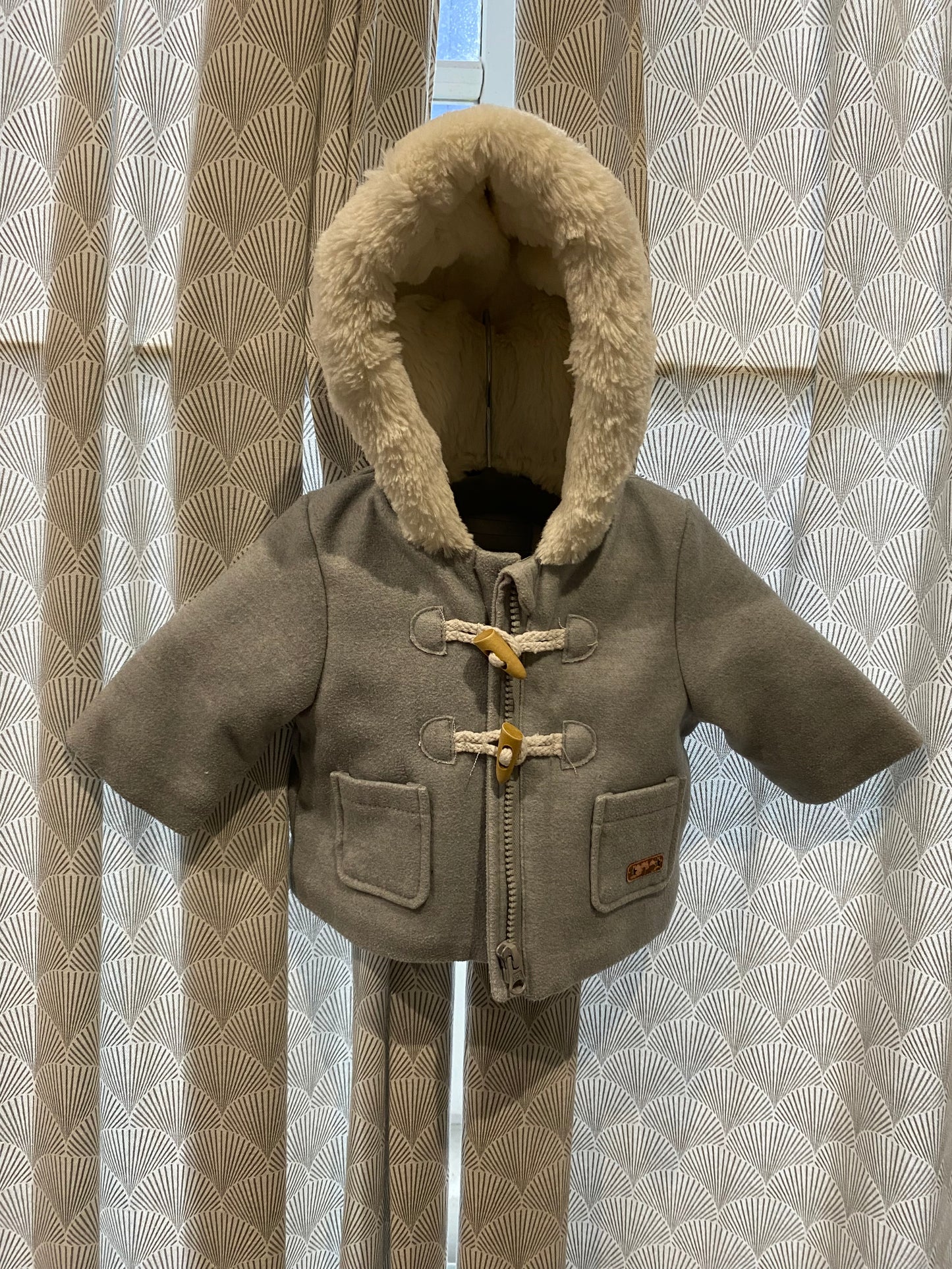 🧥 Duffle-coat gris fourré blanc – Kiabi – 3 mois