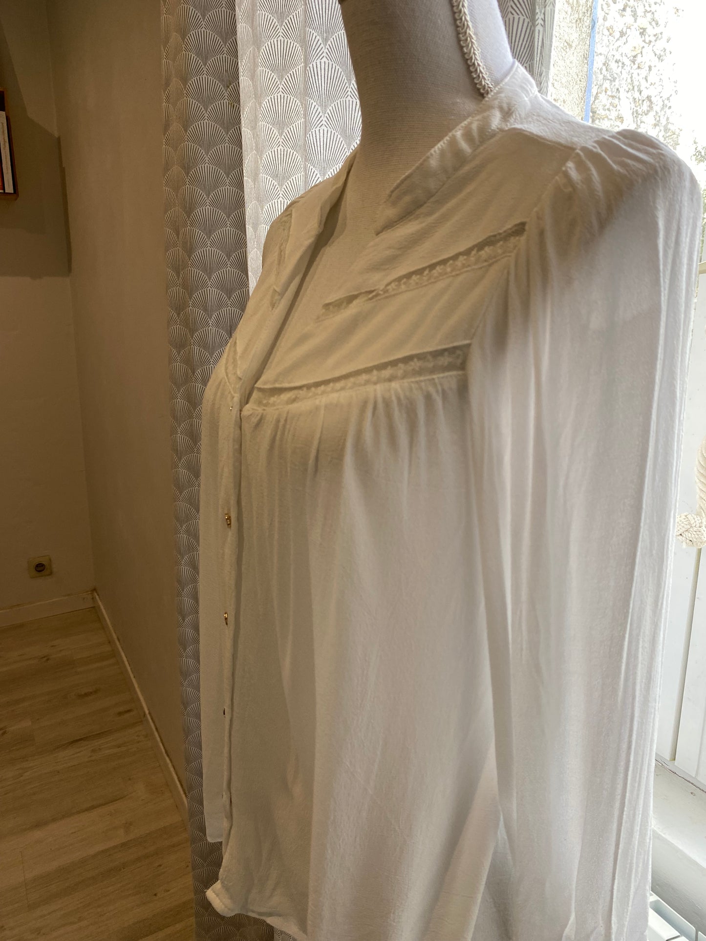 Blouse blanche écru boutons dorés effet brodé épaules – Inspiration Studio – M