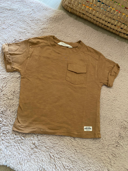 🤎 T-shirt marron avec poche – H&M – 18/24 mois – manches courtes