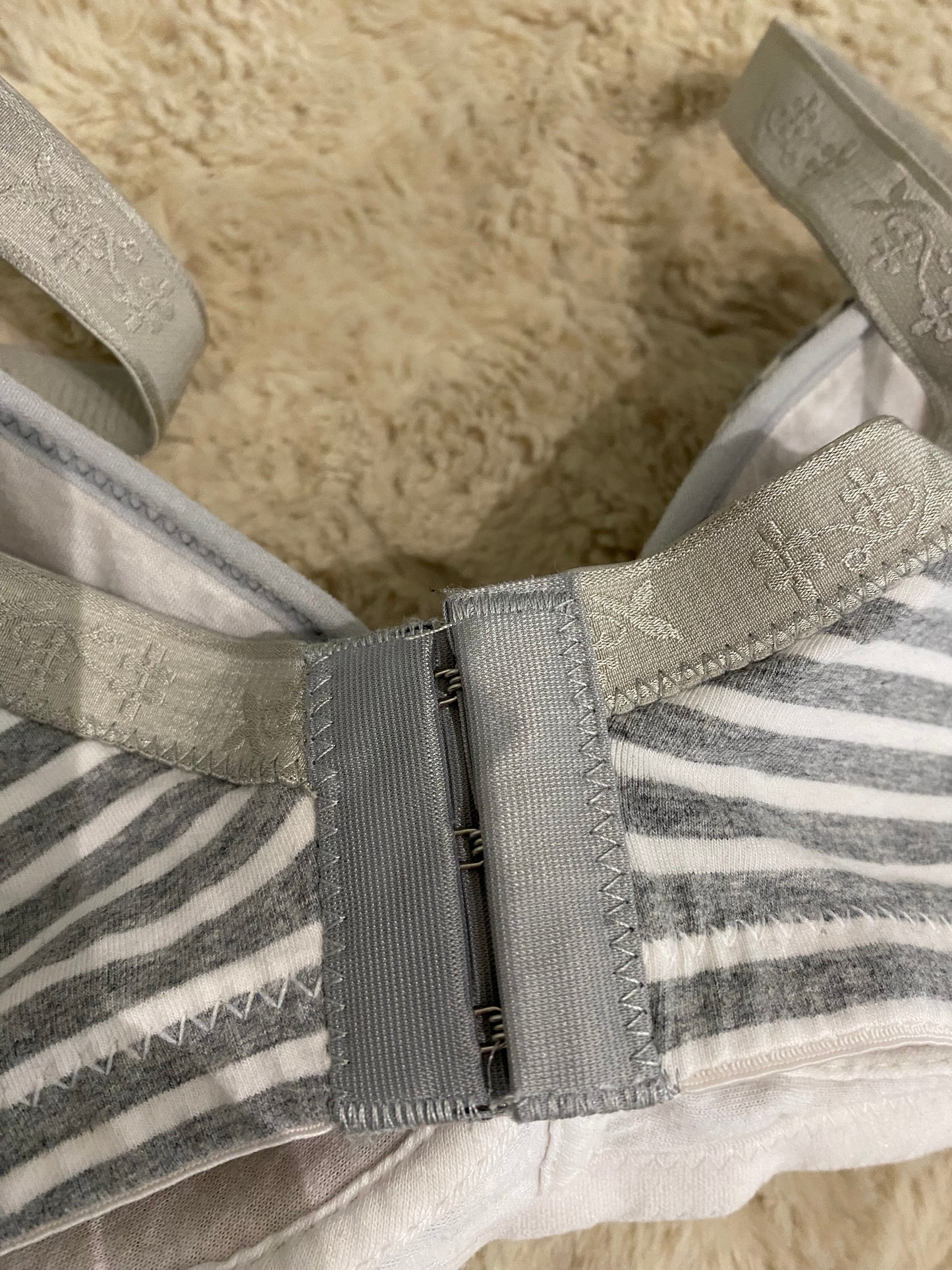 Soutien-gorge d’allaitement gris et blanc