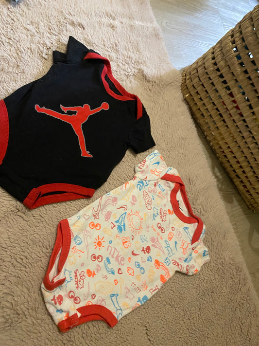 Lot 2 bodies Nike & Jordan – 3 et 6 mois – style sport