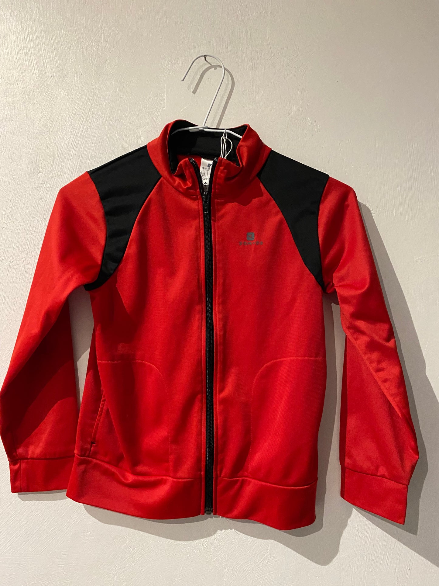 GILET ROUGE ZIPPÉ – DOMYOS – 8 ANS