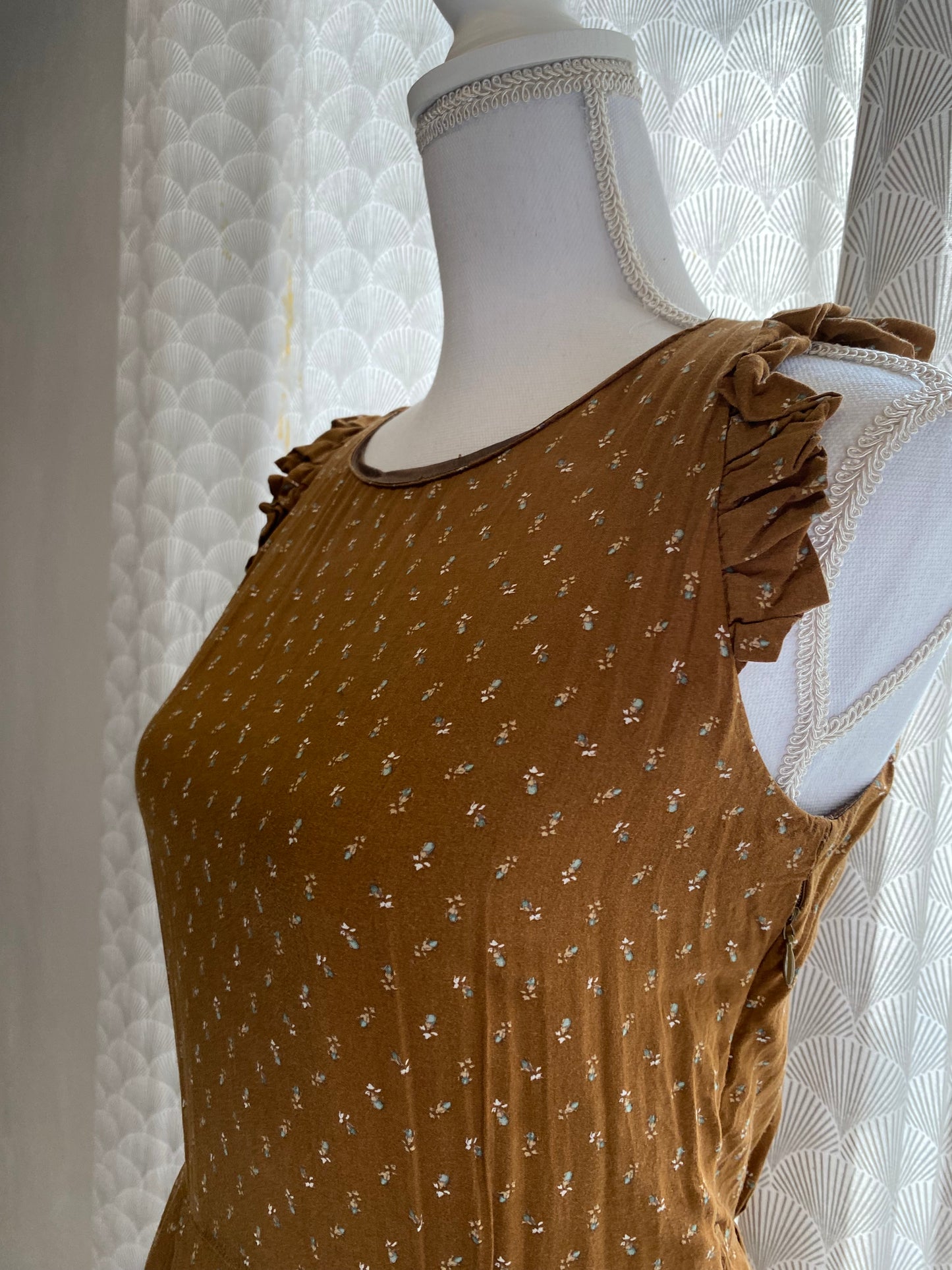 Robe marron à petites fleurs PULL & BEAR – Taille 36 🌸