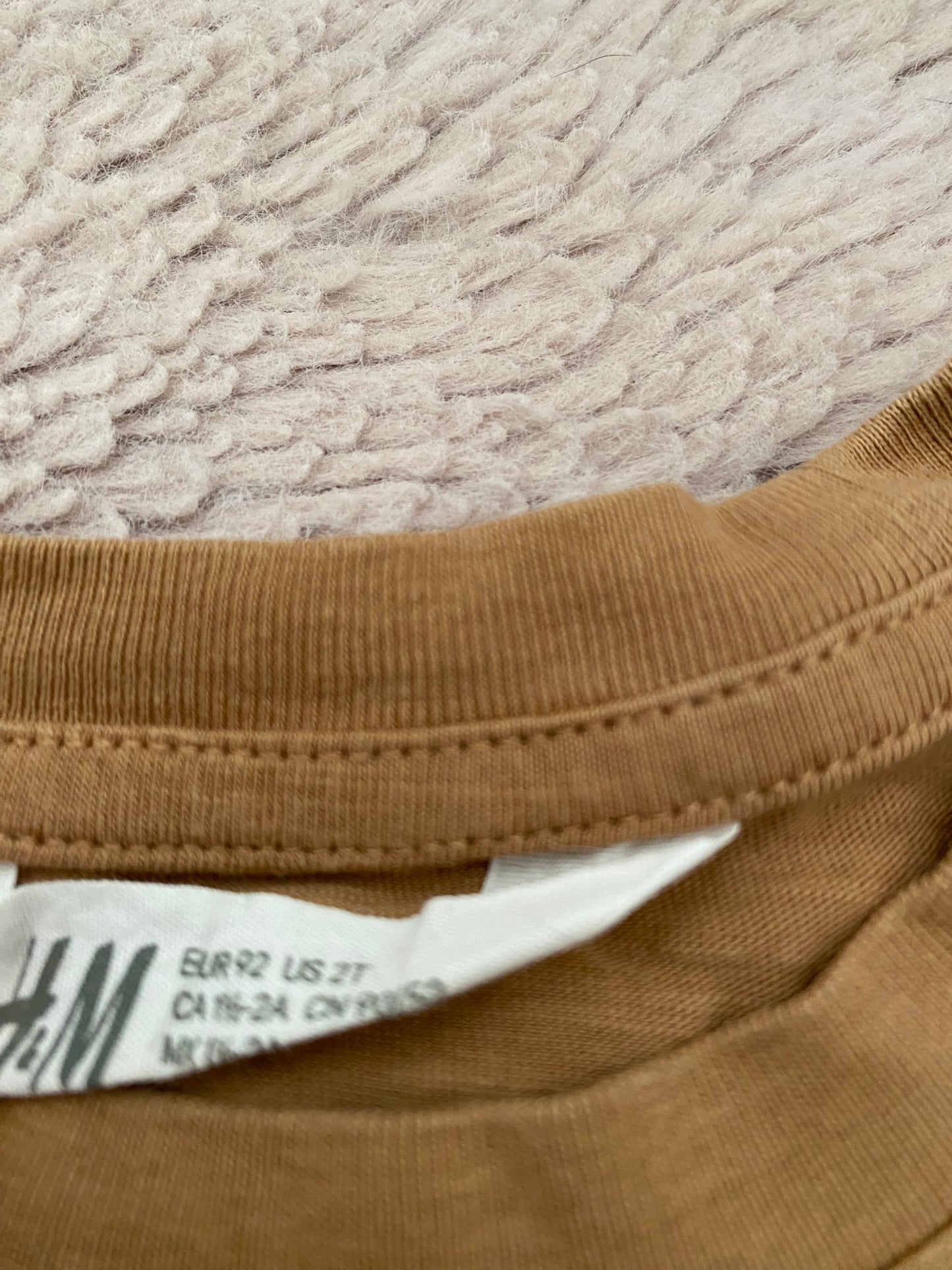 🤎 T-shirt marron avec poche – H&M – 18/24 mois – manches courtes