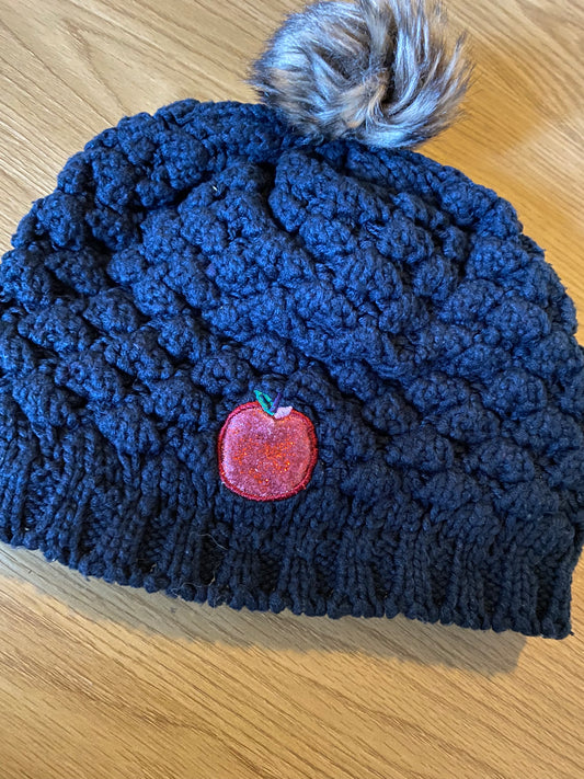 Bonnet marine avec déco pomme et pompon – 10/14 ans – DPAM