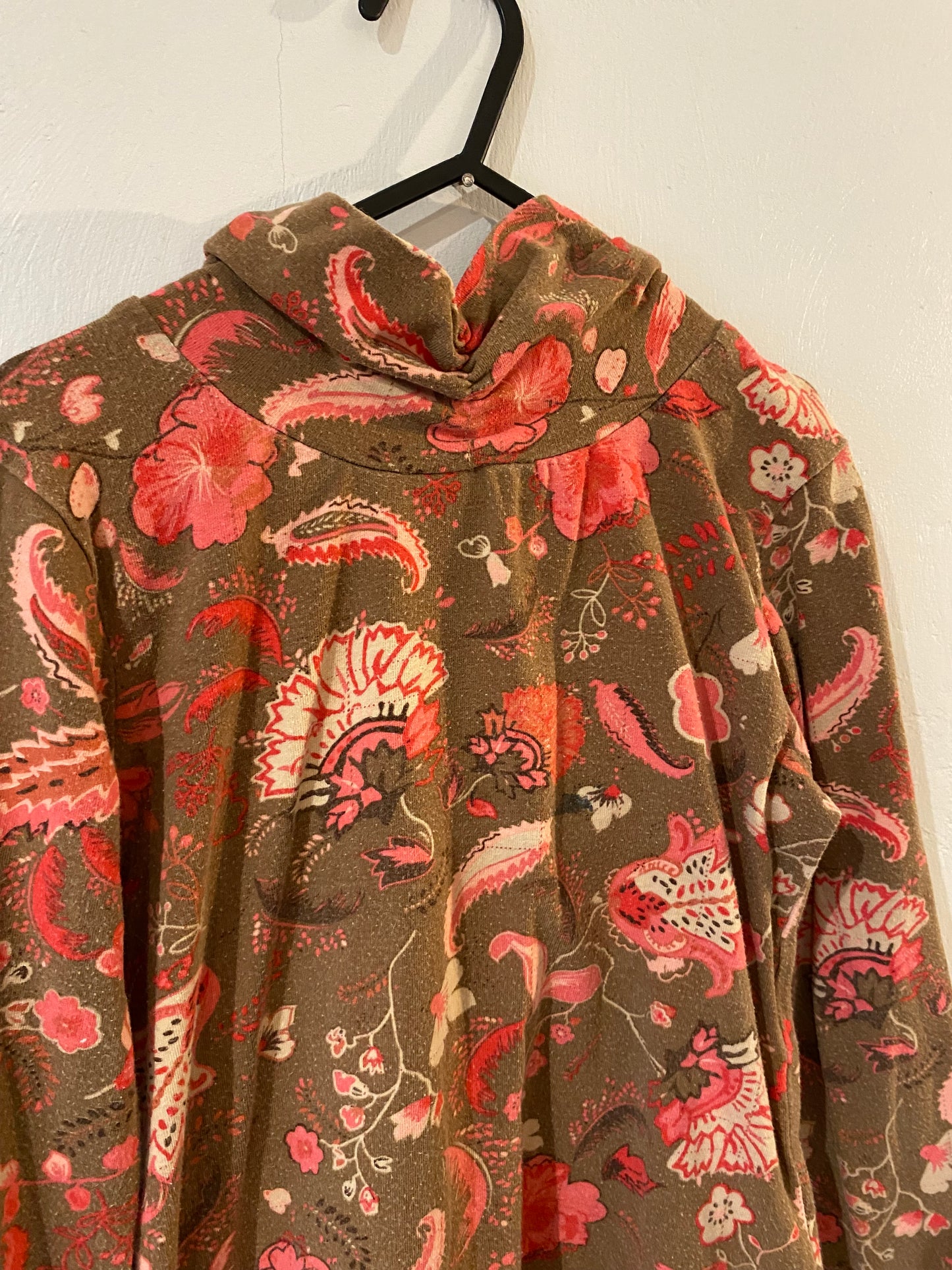 Col roulé marron à fleurs roses – Marèse – 10 ans 🌸🤎