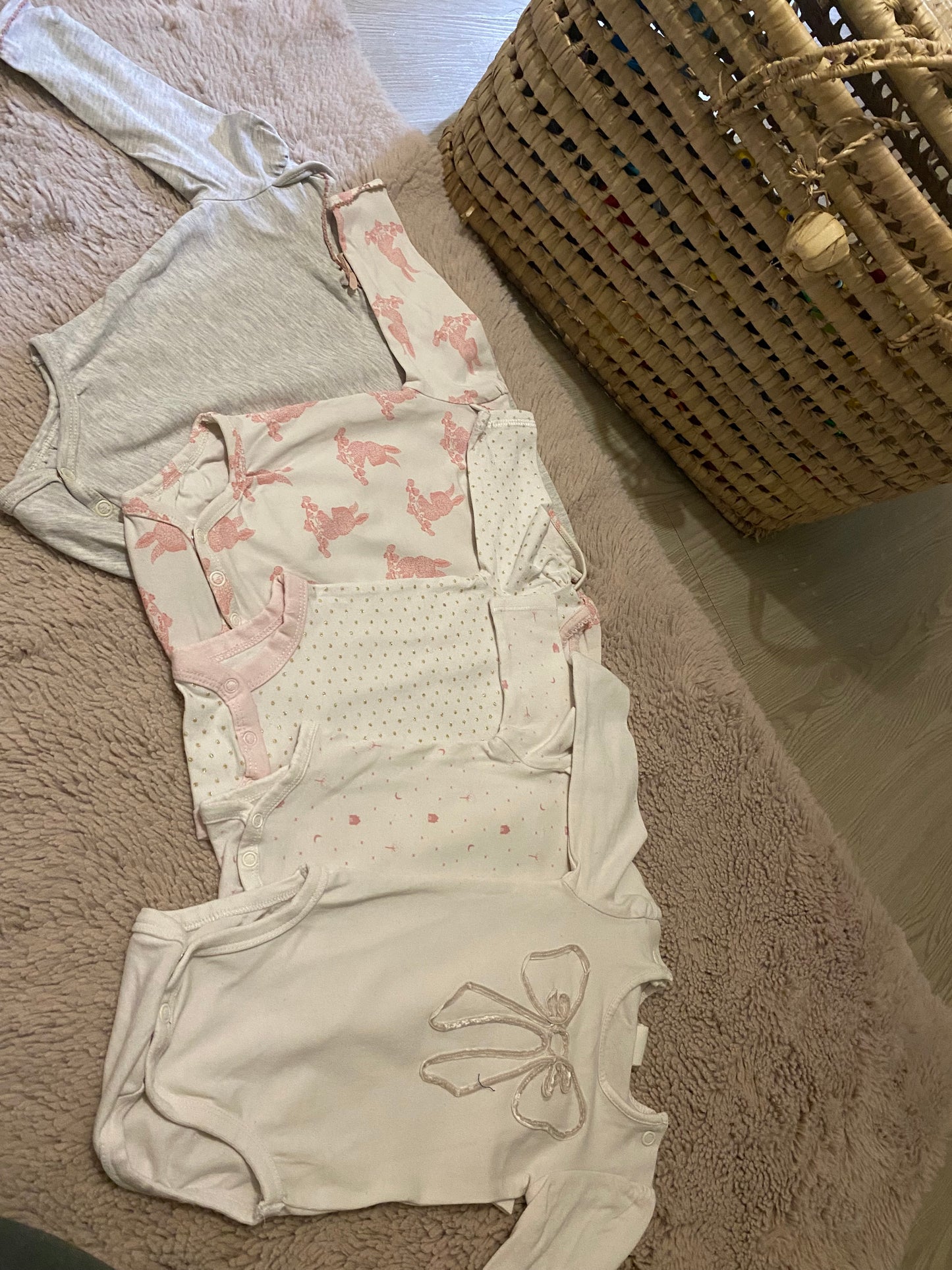 Lot 5 bodies bébé – Motifs lapins, nœuds – Rose & blanc – 1 mois