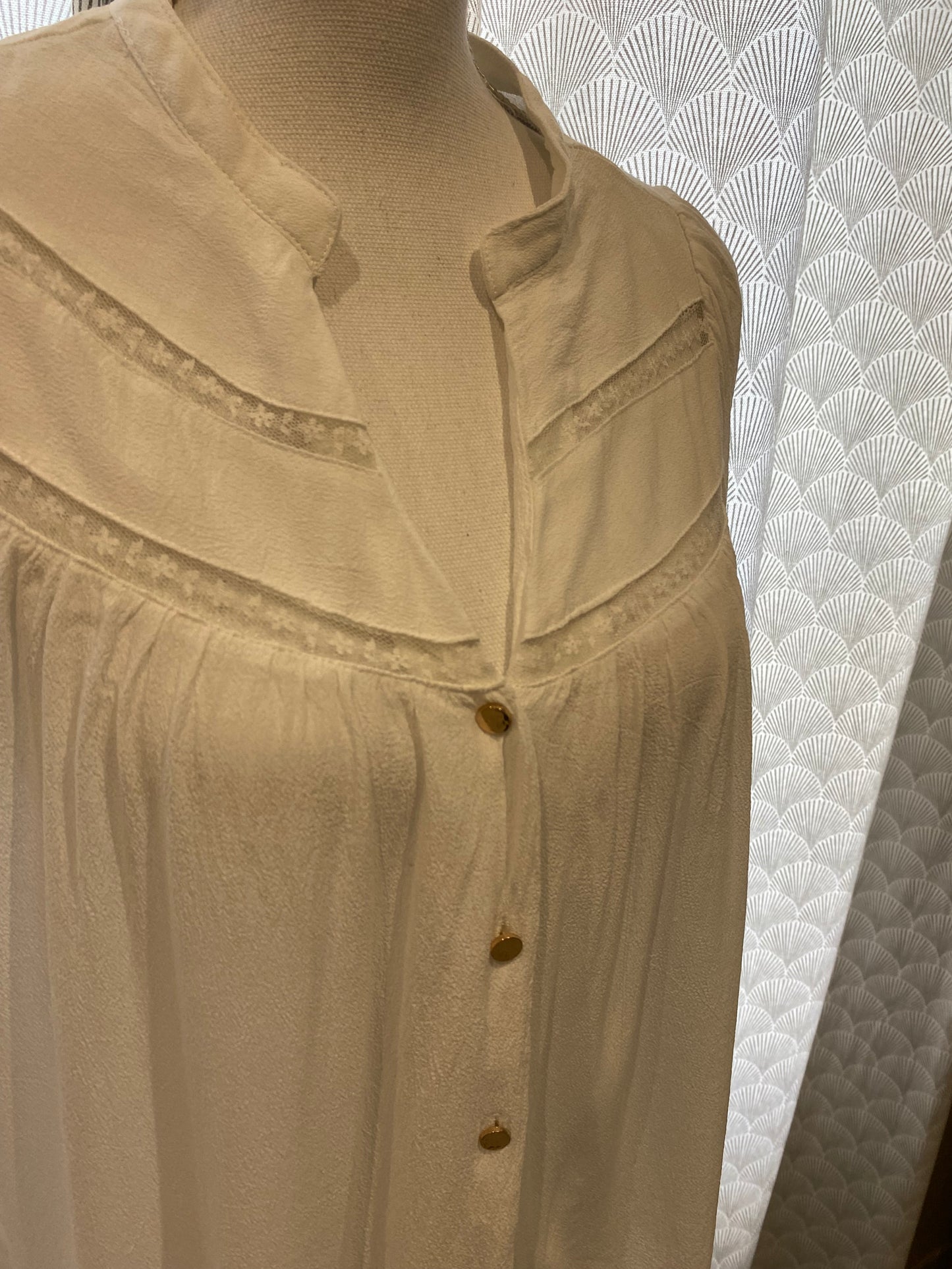 Blouse blanche écru boutons dorés effet brodé épaules – Inspiration Studio – M