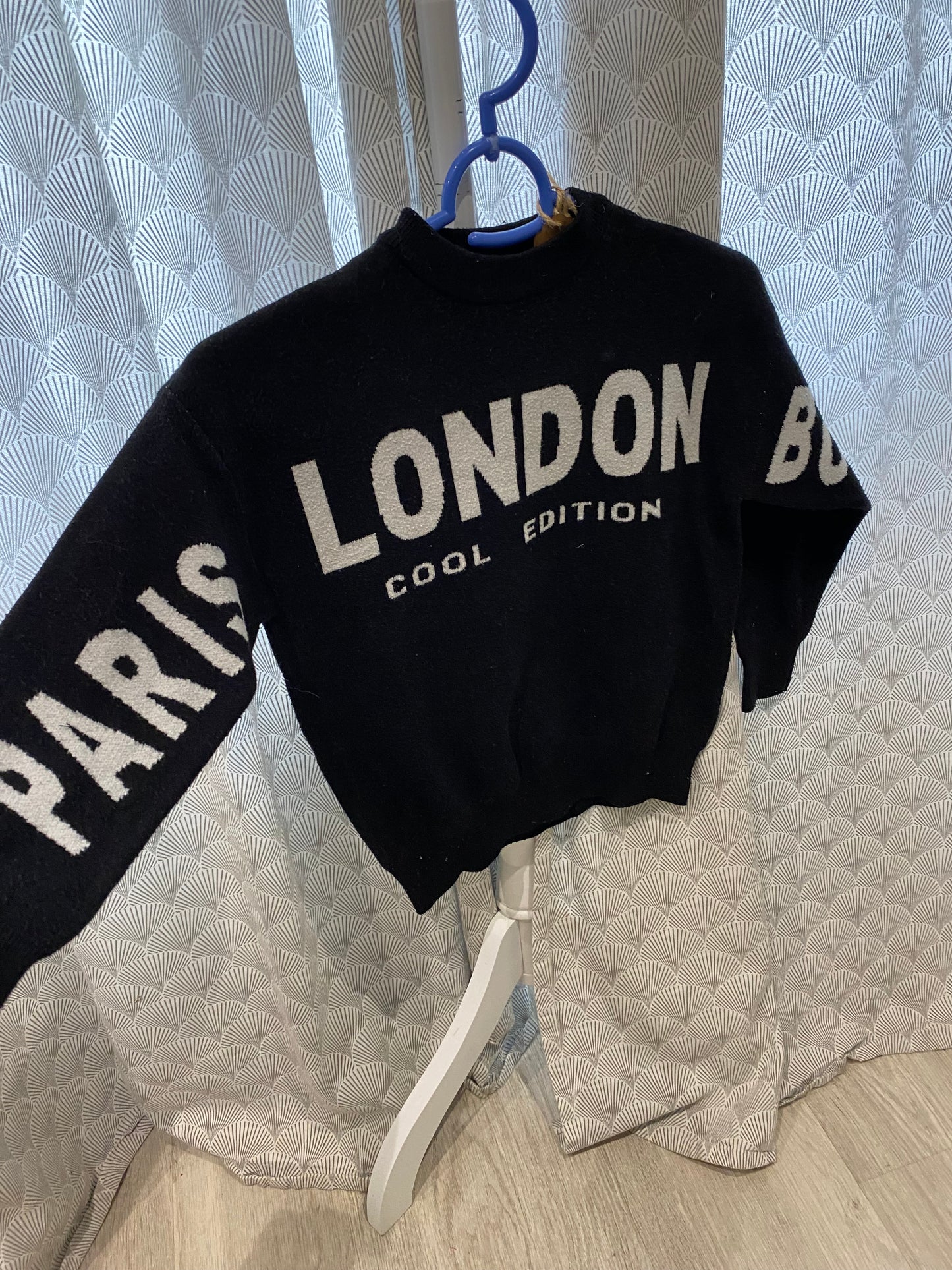 Pull noir col rond avec écriture – 6 ans – Zara
