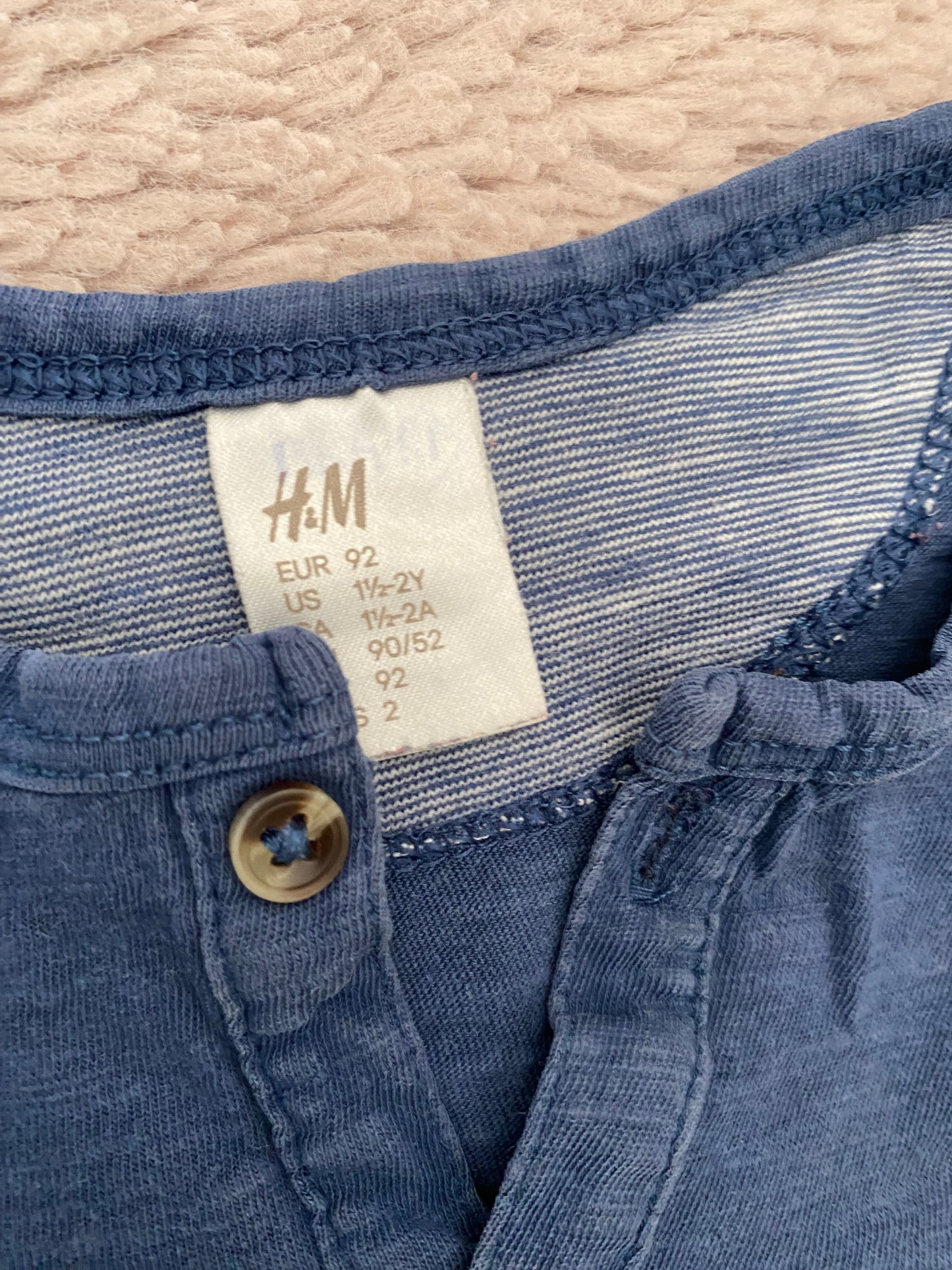 🔵 T-shirt bleu – H&M – 18/24 mois – manches courtes