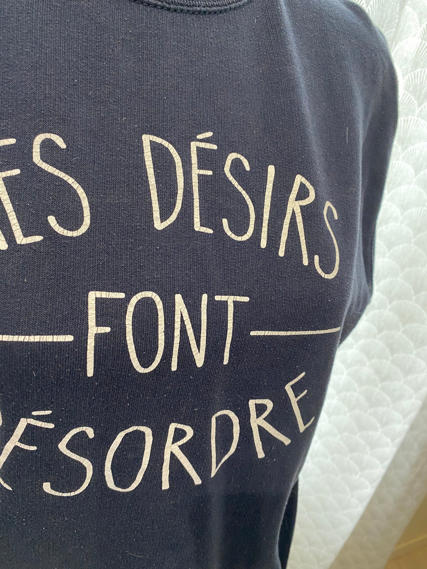 Sweat marine à écritures blanches – Taille M 🌀👕