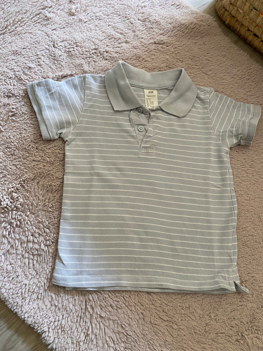 ⚪ Polo gris rayé – H&M – 18/24 mois – manches courtes