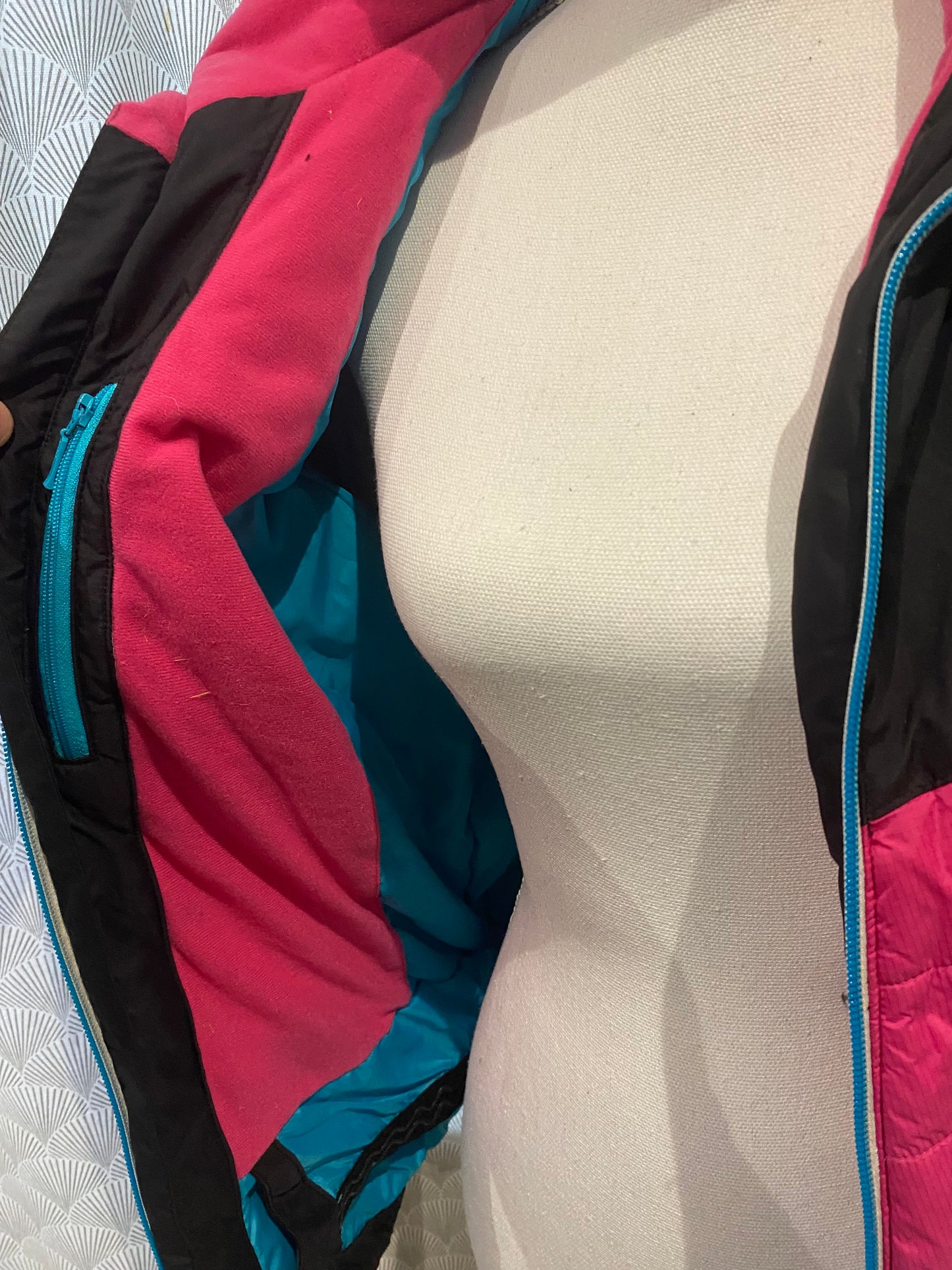 ❄️ Doudoune noir et fuchsia – Wedze Decathlon – 14 ans – léger trous arrière