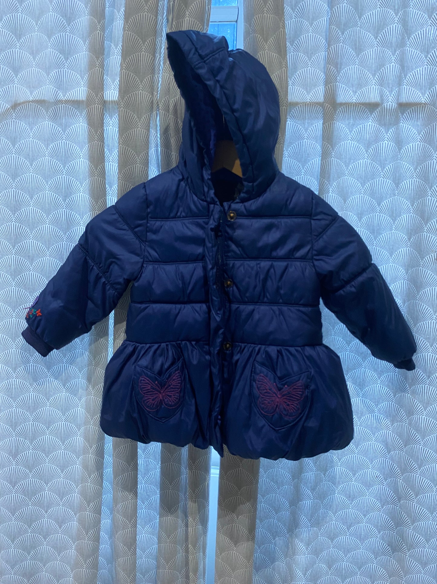 🦋 Doudoune marine jupon bouffant motif papillons – Catimini – 3 ans
