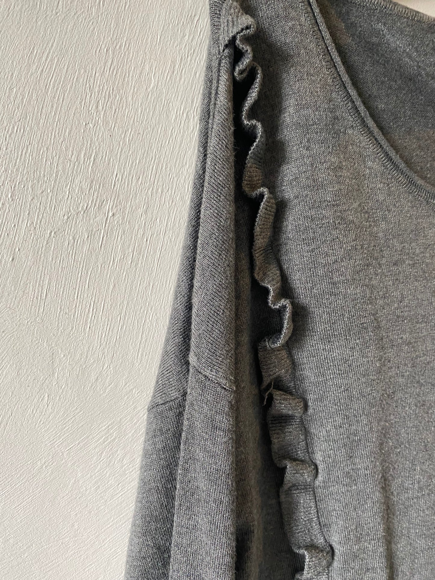 Pull gris motif froufrou à nouer dans le dos – Taille M – Cache Cache