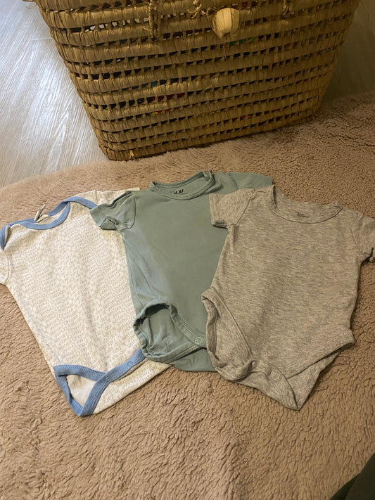 Lot 3 bodies manches courtes gris & bleu – H&M & Primark – 3 mois