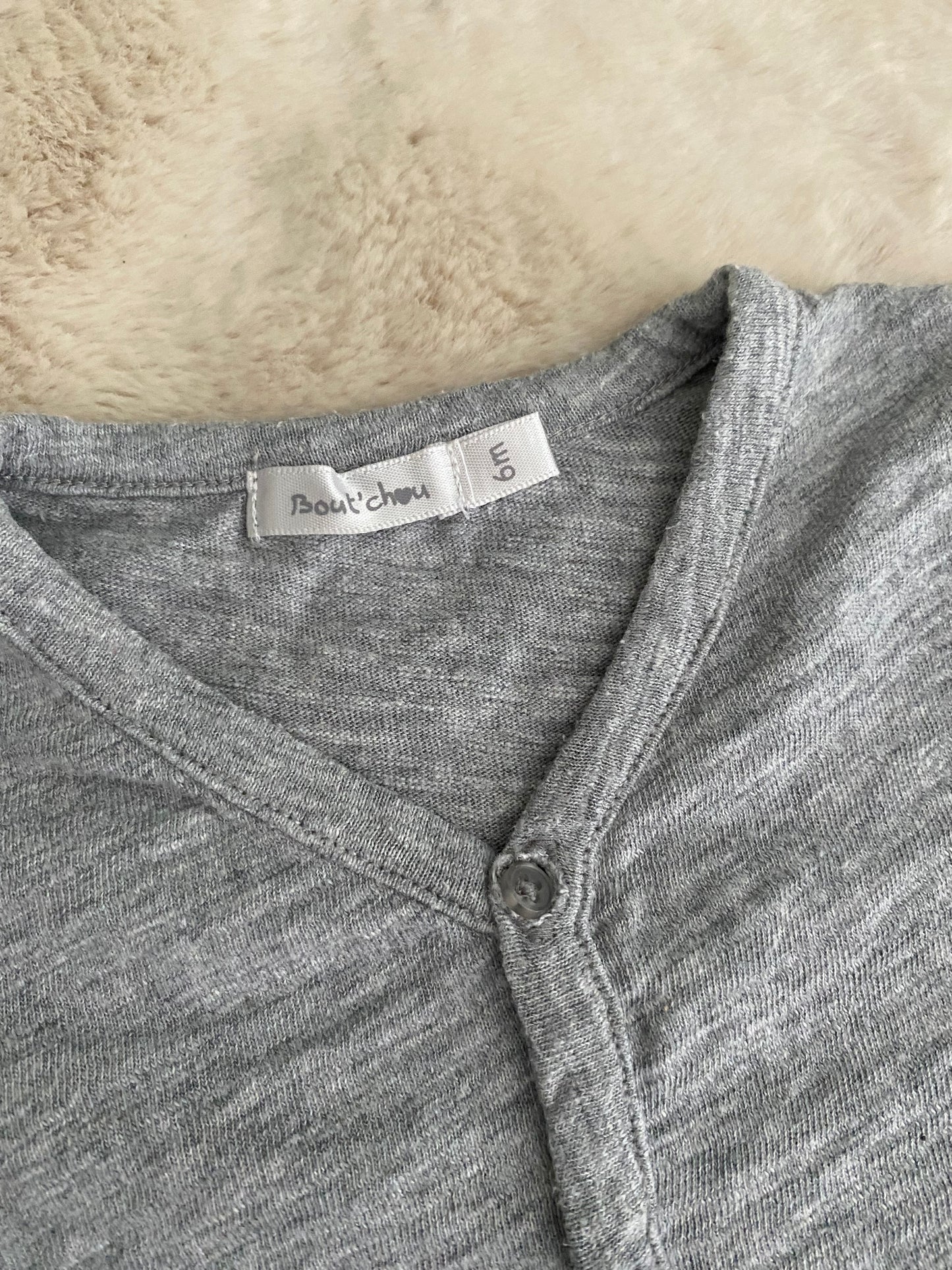 Brassière légère gris clair – taille 6 mois – Boutchou 👶✨