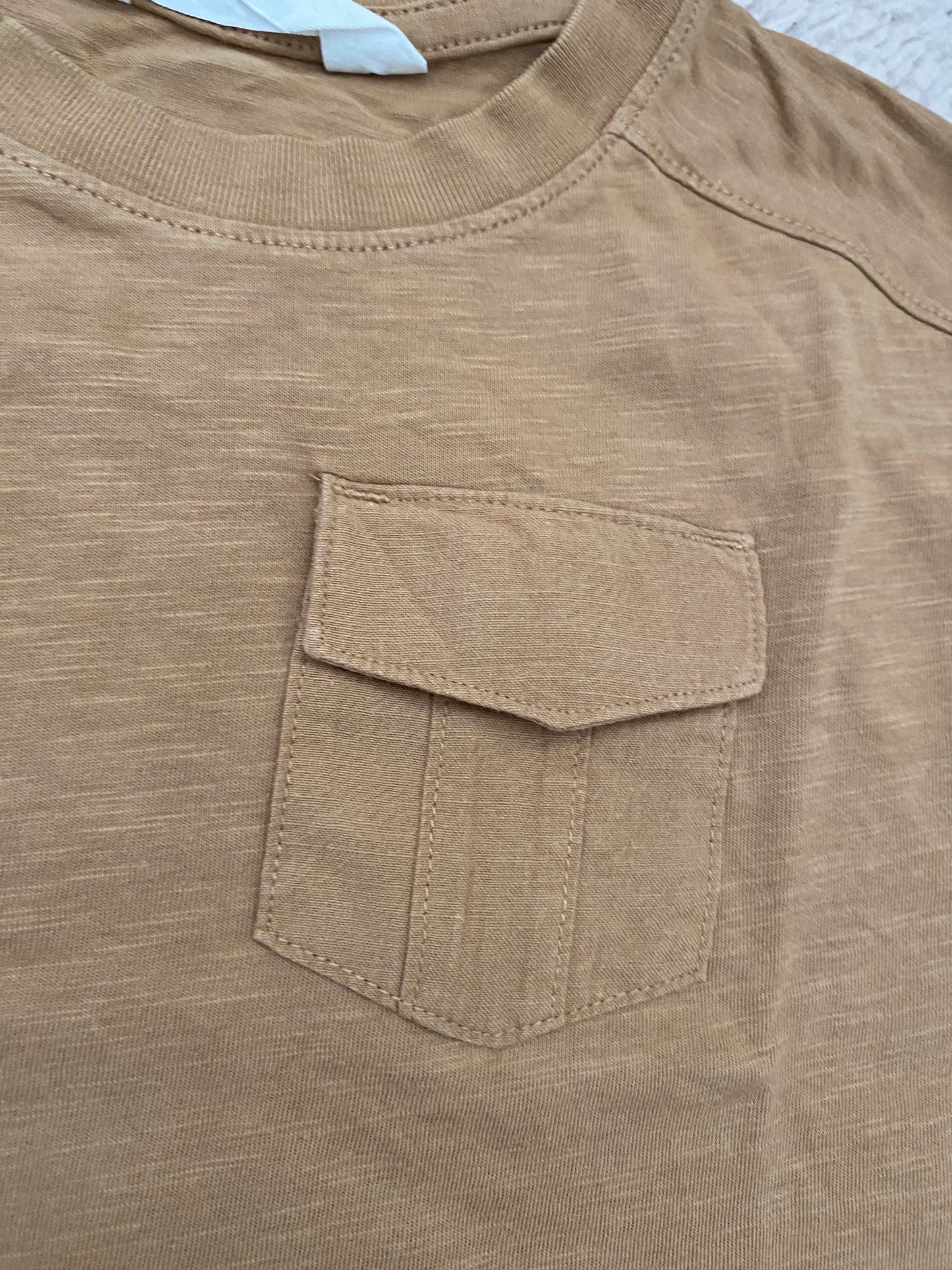 🤎 T-shirt marron avec poche – H&M – 18/24 mois – manches courtes