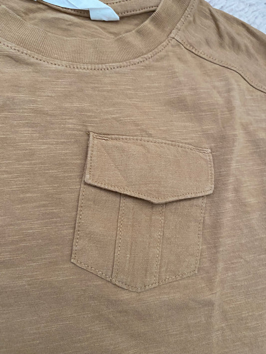 🤎 T-shirt marron avec poche – H&M – 18/24 mois – manches courtes