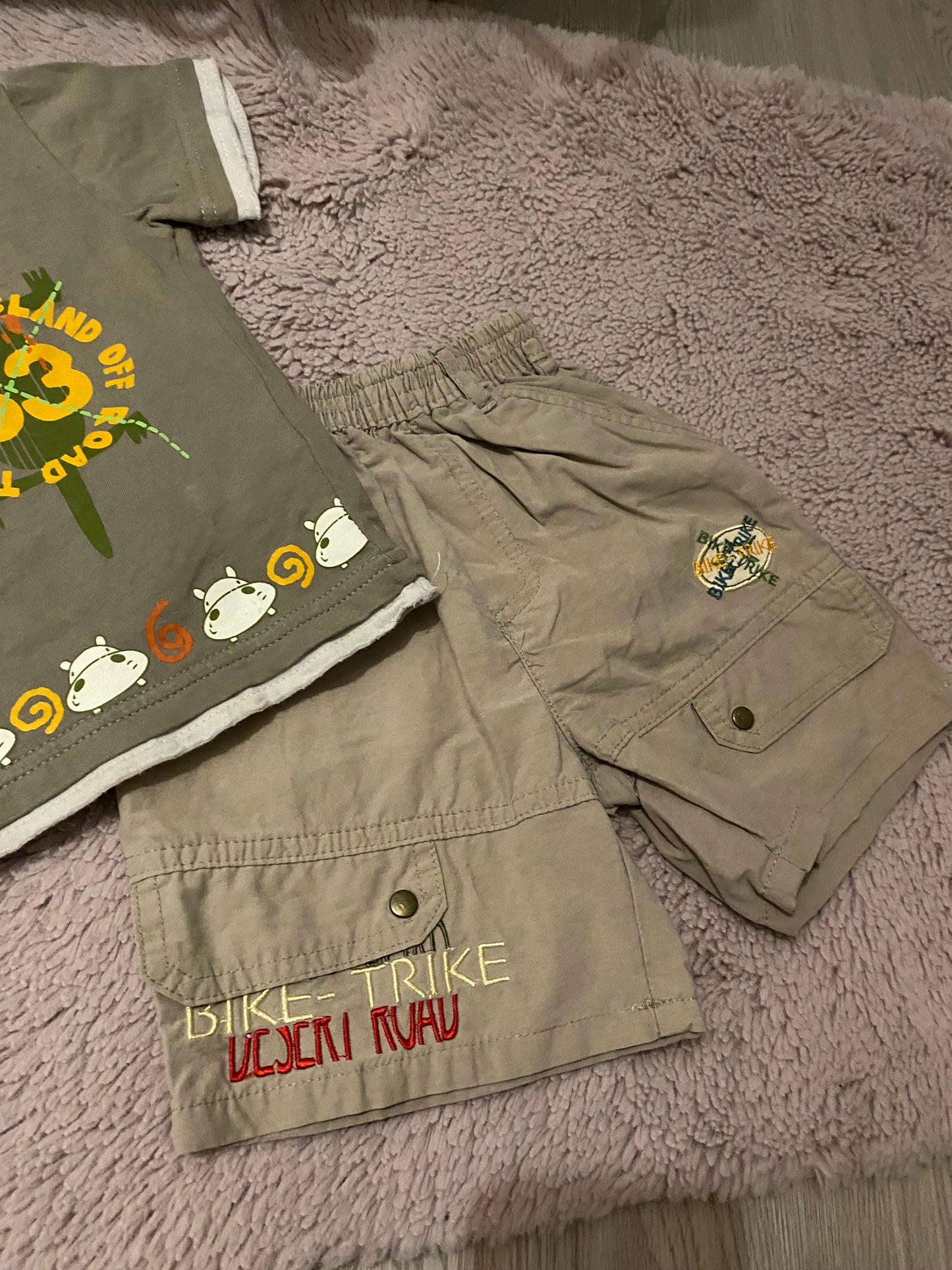 🧒 Ensemble bébé 18 mois – t-shirt manches courtes + short long – kaki – Très bon état