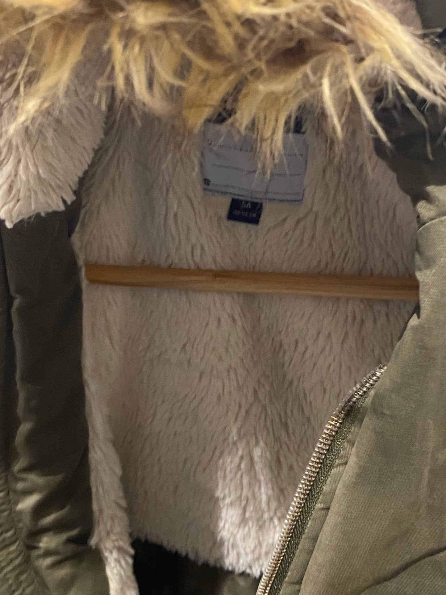 ❄️ Doudoune kaki intérieur moumoute – Kiabi – 5 ans