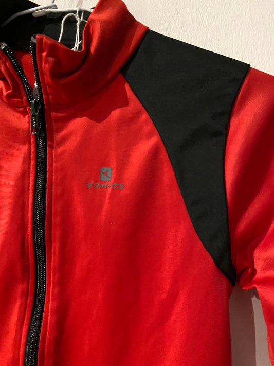GILET ROUGE ZIPPÉ – DOMYOS – 8 ANS