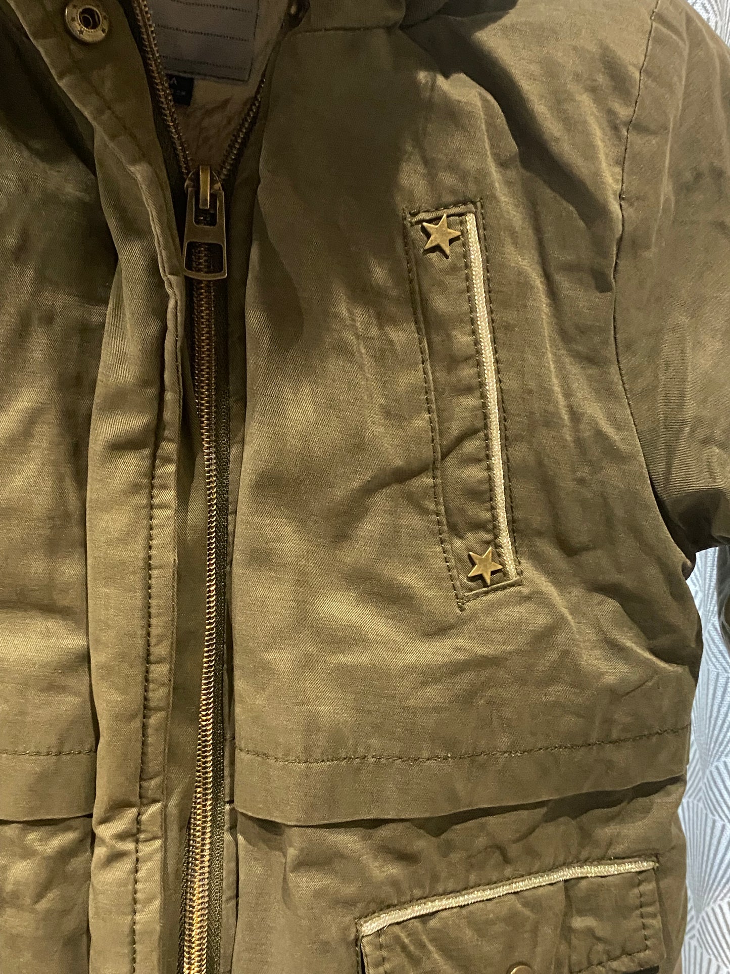 ❄️ Doudoune kaki intérieur moumoute – Kiabi – 5 ans