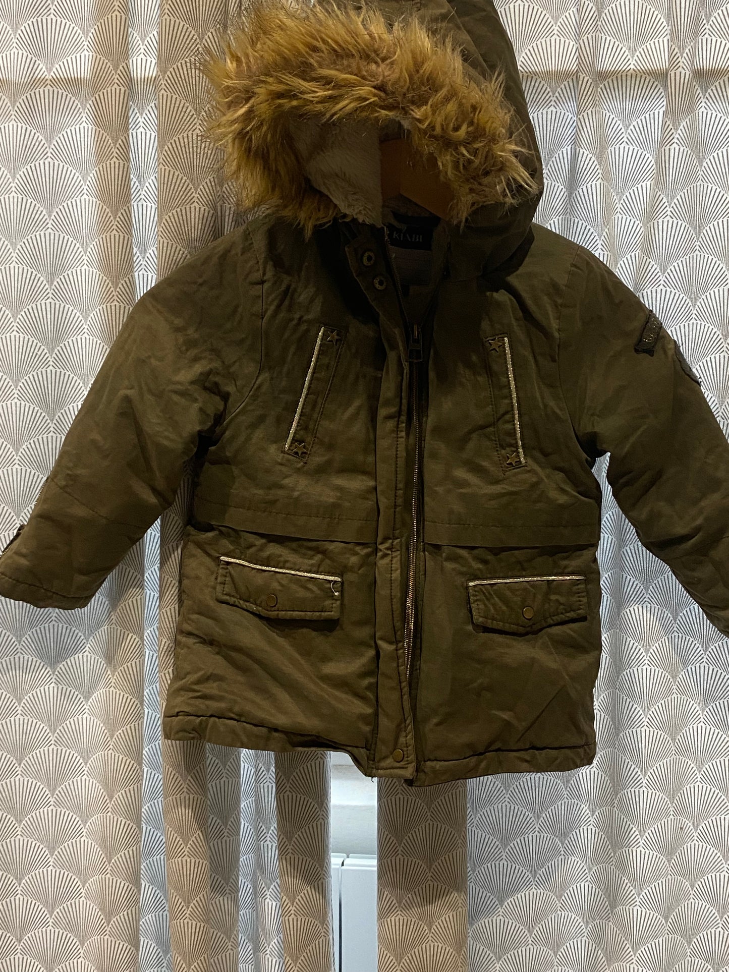 ❄️ Doudoune kaki intérieur moumoute – Kiabi – 5 ans