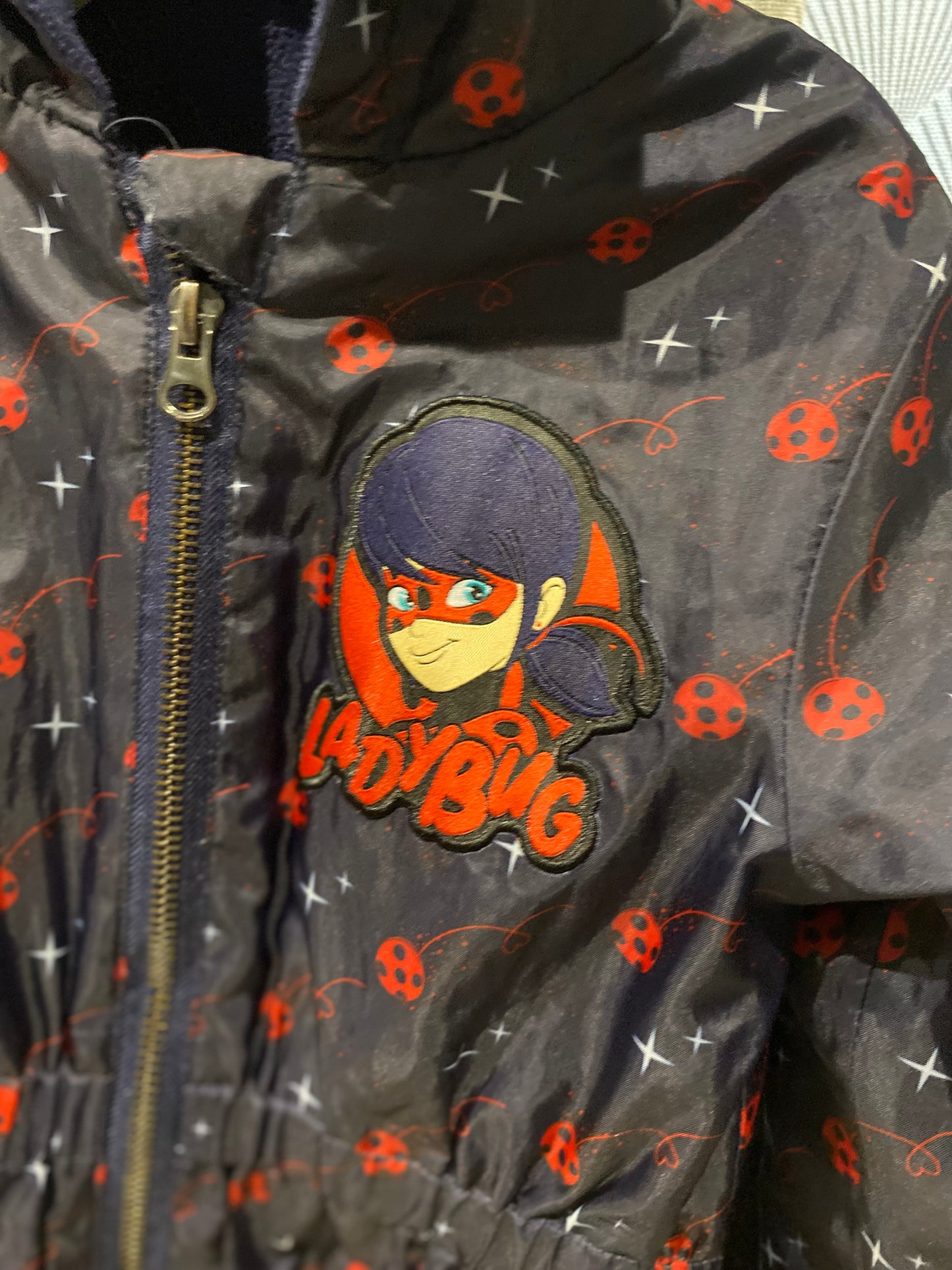 🌧️ K-way marine et rouge – Tissaia Miraculus – 5 ans
