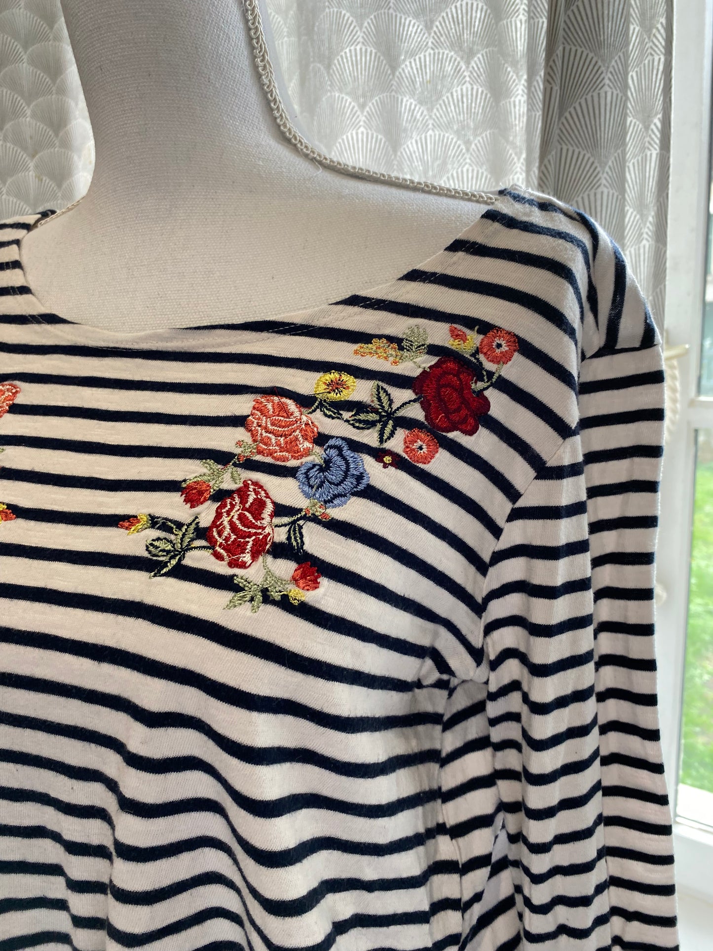 T-shirt rayé noir et blanc à fleurs brodées KIABI – Taille 38