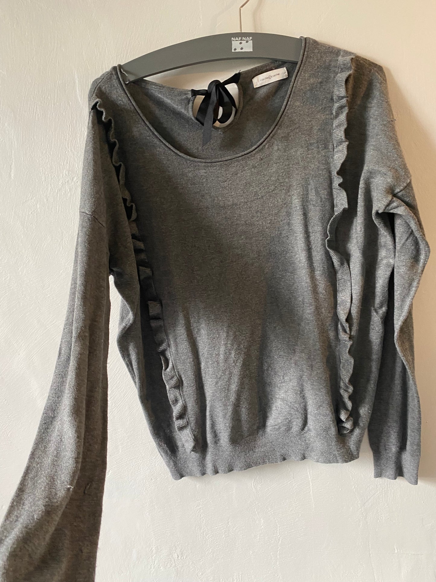 Pull gris motif froufrou à nouer dans le dos – Taille M – Cache Cache